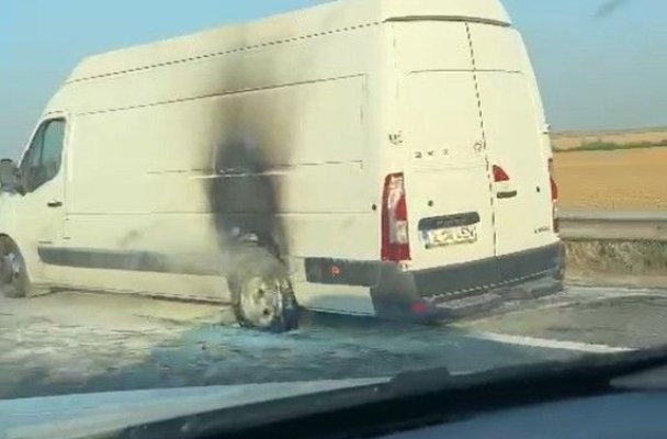 O dubiță a luat foc în mers, pe Autostrada A2. Video