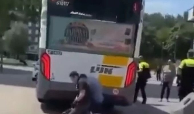 Atac cu cuţitul într-un autobuz din Belgia. Un mort și doi răniți
