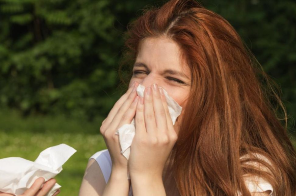 Alergiile de primăvară: Simptomele care le deosebesc de răceală. Ce recomandă medicii alergologi pentru a reduce reacțiile sezoniere