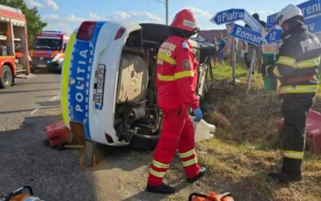 Accident grav! O autospecială de poliție aflată în misiune s-a răsturnat, după ce a fost acroșată de un alt autoturism