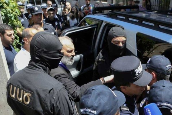 Armenia: Altercații între poliție și preoți, după ce autoritățile au anunțat dejucarea unei tentative de lovitură de stat