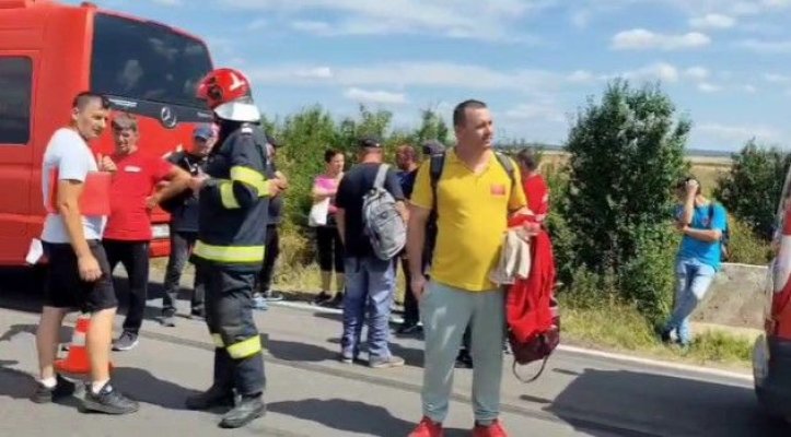 Plan roșu de intervenție, după o coliziune între două microbuze și o mașină, în Bihor