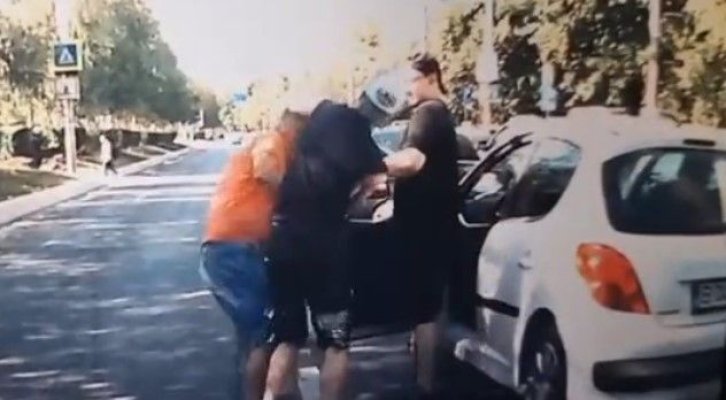Șofer doborât cu un singur pumn, după o șicanare în trafic. Video
