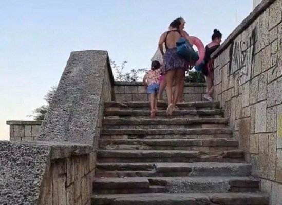 Neputință și umilință! Accesul spre plaja din Eforie Sud se face tot pe... scările de pe vremea lui Ceaușescu! Video