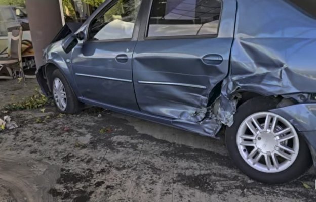 Un șofer care a depășit neregulamentar a intrat cu mașina în terasa unui local. Patru persoane au ajuns la spital