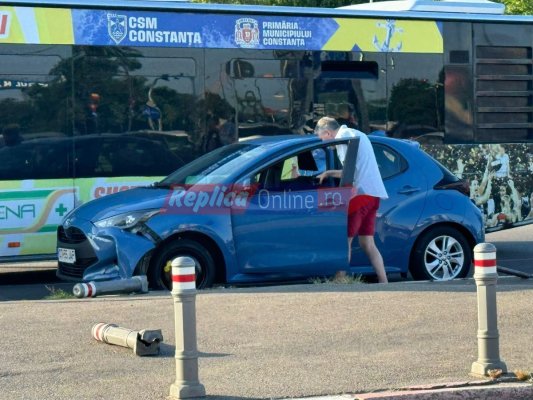 Un șofer a intrat cu mașina în mai mulți stâlpișori care delimitau o zonă pietonală din zona Gării. Video