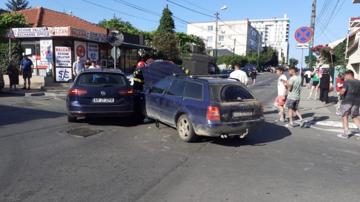 Coliziune între 2 autoturisme, la intersecția străzilor Unirii cu Zorelelor. O persoană a ajuns la spital
