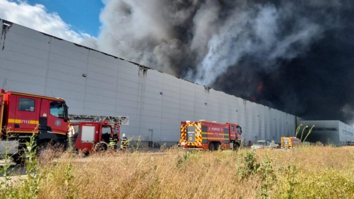 Incendiu puternic la o hală din incinta unui parc logistic, pe autostrada A1. Video
