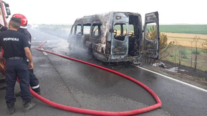 La un pas de tragedie! Un microbuz s-a făcut scrum pe DN22, între Mihai Viteazu și Baia