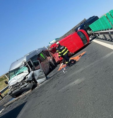 Traficul este blocat pe autostrada A1 din cauza unui accident între un tir și un microbuz