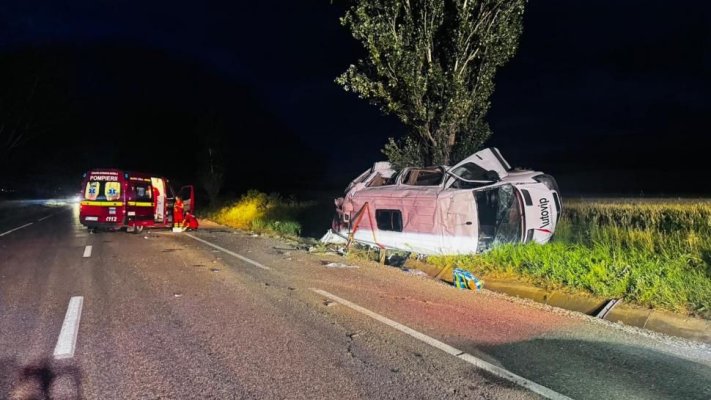 Un mort și cinci răniți după ce un microbuz și un autocar s-au izbit pe E85/DN2