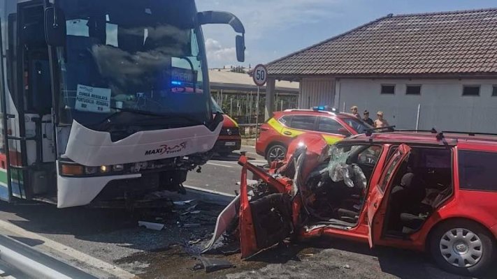 Un copil de 5 ani și-a pierdut ambii părinți într-un accident. Mașina condusă de tatăl său s-a izbit de un autocar