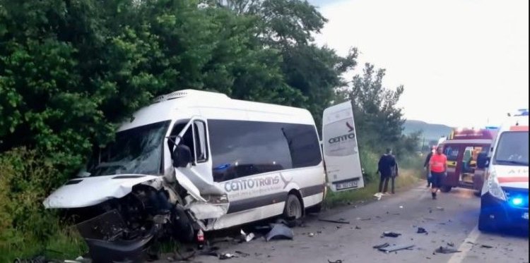 Accident cu 14 victime în urma ciocnirii unui microbuz cu o autoutilitară