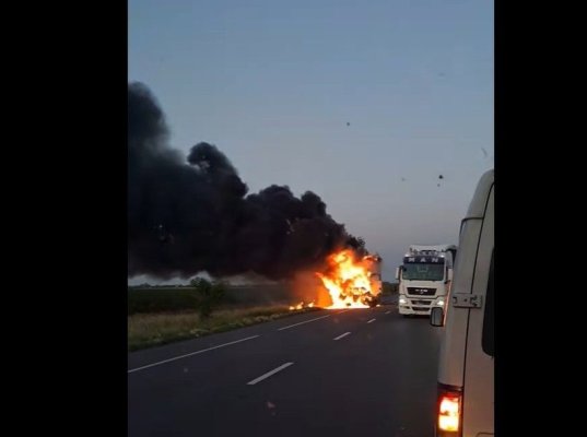 Două mașini s-au ciocnit și au luat foc, unul dintre șoferi a fost găsit carbonizat