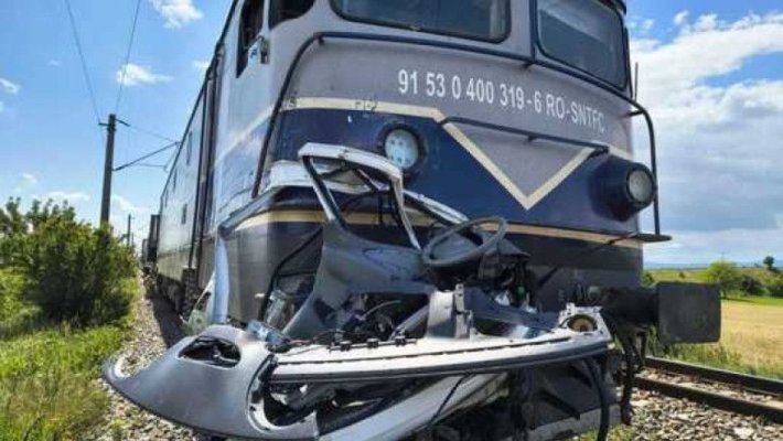 Circulația feroviară spre Capitală, paralizată după ce un tren a zdrobit o mașină