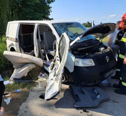 Două accidente rutiere în care sunt implicaţi 9 minori, petrecute la distanţă de câteva minute: 7 copii au fost răniți