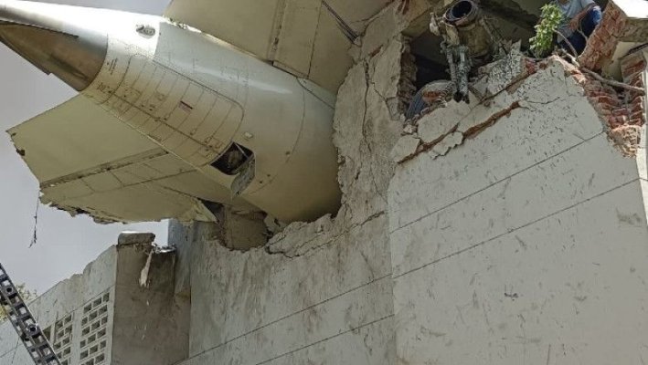 Una dintre cutiile negre ale avionului prăbușit peste un cartier rezidenţial din India a fost găsită