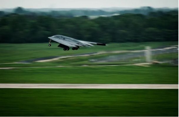 Ce este bombardierul B-2 Spirit al SUA, aeronava de 2 miliarde de dolari care poate zbura nevăzută în jurul lumii
