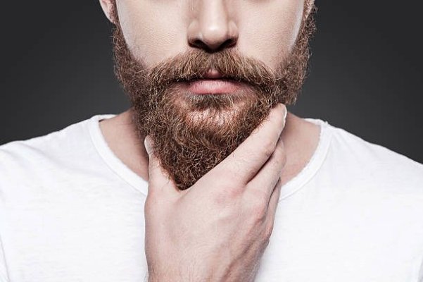 Barba, focarul de microbi de pe fața bărbaților: poate reține bacterii și toxine chiar și după spălare