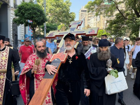 Contramanifestație față de marșul LGBT: Gigi Becali a luat crucea pe umăr și a mers „să sfințească“ Piața Victoriei. Video