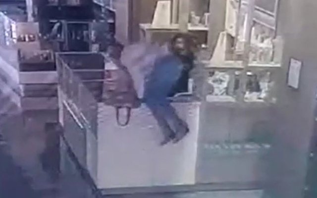 Atac șocant la un magazin de bijuterii! Vânzătoarea a fost agresată brutal de un recidivist care a furat aur. Video
