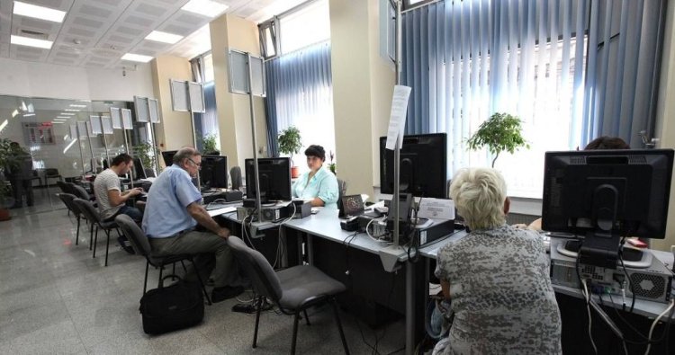 Zeci de mii de bugetari și-au pierdut locurile de muncă de când Bolojan e premier