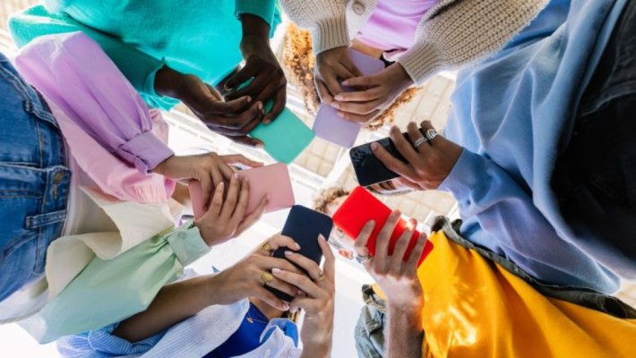 Un oraş din Japonia vrea să limiteze utilizarea telefoanelor mobile la două ore pe zi