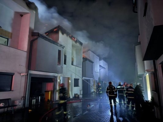 Intervenție extremă a pompierilor: Incendiu major la o casă dintr-un complex din Ilfov