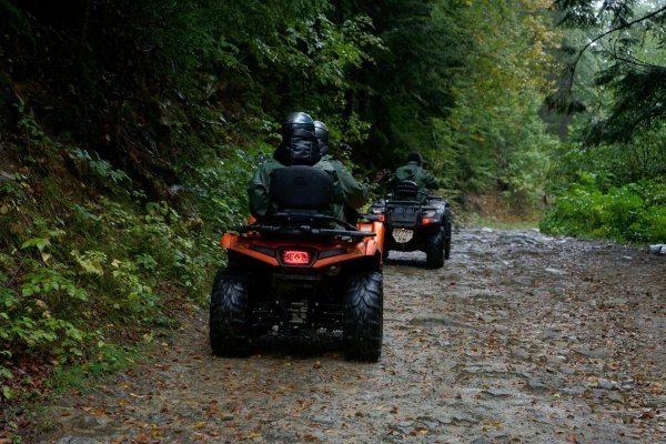 Un antreprenor a murit într-un accident misterios în timpul unei curse cu ATV-ul în pădure
