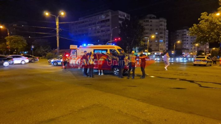 O mașină Dacia Duster a intrat într-o ambulanță, la intersecția bdul. Tomis cu Soveja. Video