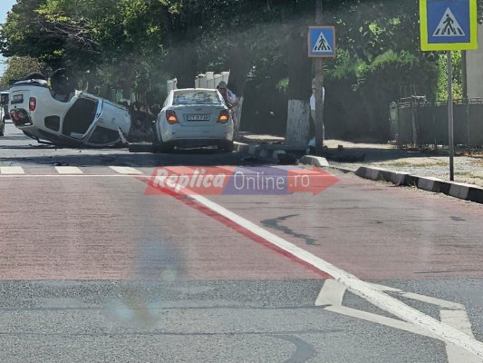 O mașină s-a răsturnat în fața spitalului din Eforie Sud