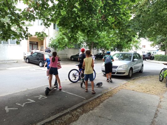 Alertă! Un dezaxat înarmat cu un topor amenință copiii în Inel II