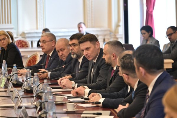 Scandal la Senat. Angajații vor să dea jos antenele de pe clădirea Parlamentului, după ce au rămas fără sporul de antenă