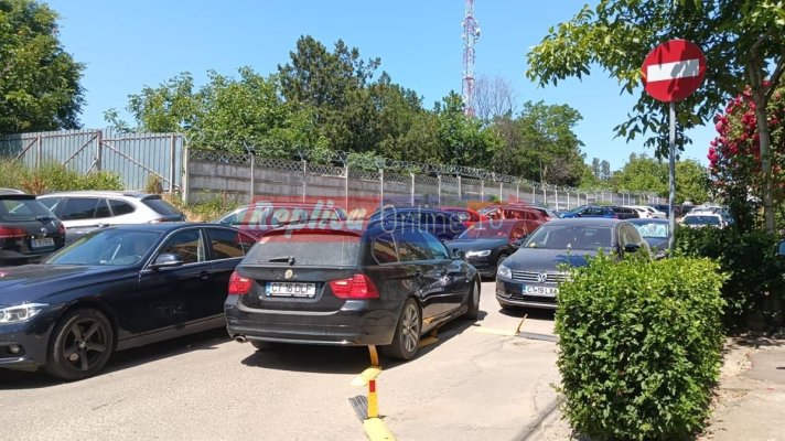 A creat haos! O șoferiță începătoare s-a încăpățânat să meargă pe contrasens... pe o stradă cu sens unic. Video