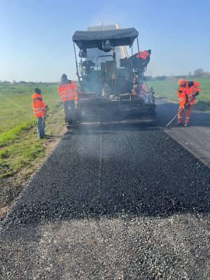 Drumuri Județene continuă asfaltarea pe DJ 381 Potârnichea-Bărăganu