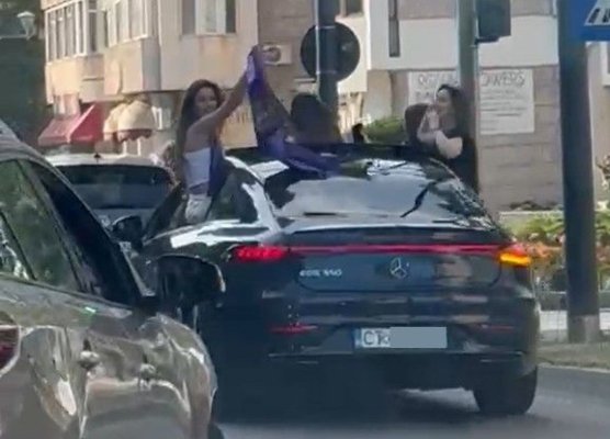 Alți tineri care mergeau cocoțați pe portiere, surprinși pe strada Mircea cel Bătrân. Video