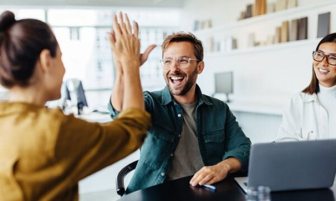 4 hormoni ai fericirii care îți pot schimba viața. Îi activezi zilnic