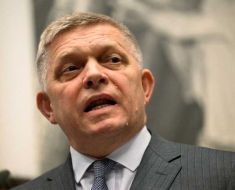 Premierul slovac Fico cere să fie retrasă statuia cu Trump gol expusă în Parlamentul European Premierul slovac Fico cere să fie retrasă statuia cu Trump gol expusă în Parlamentul European