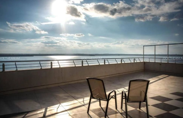 Cât te costă să-ți bei cafeaua pe terasa acestui penthouse de lux din Mamaia?