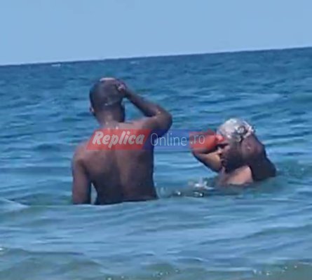 Noua atracție de pe litoral: spălatul pe cap în mare cu șampon autohton! Video