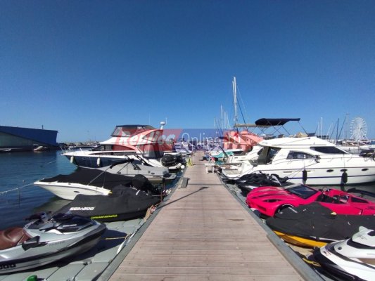 Yachtingul de vacanță, pe litoral: între prosecco, valuri și nevoia de validare. Video