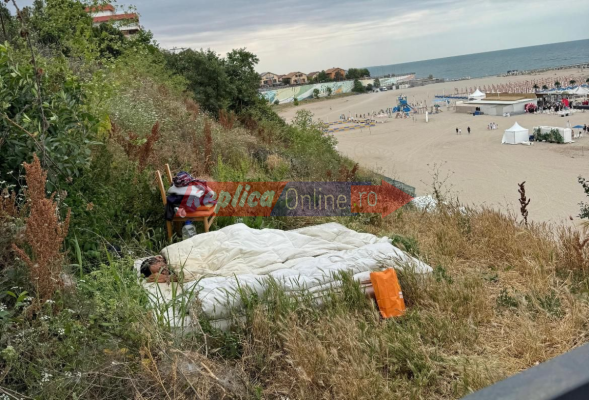 „Paznicul“ de la blocul Sirmei Caraman, din Faleză Nord, doarme sub cerul liber, pe o saltea. Video