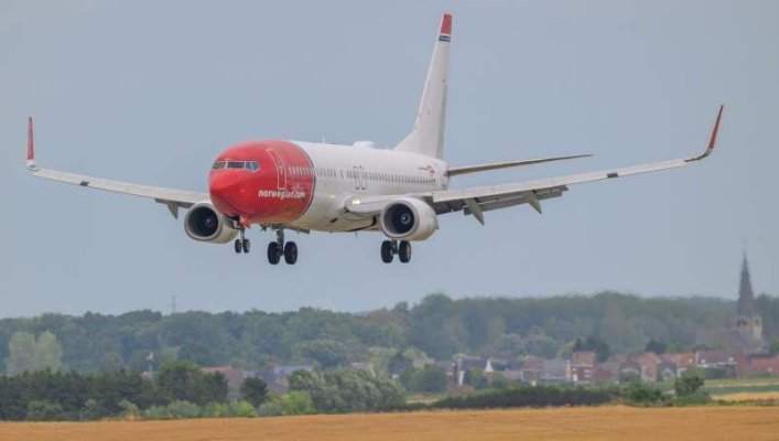 Panică printre pasageri! Un avion care zbura spre Antalya a aterizat de urgență la Sibiu 