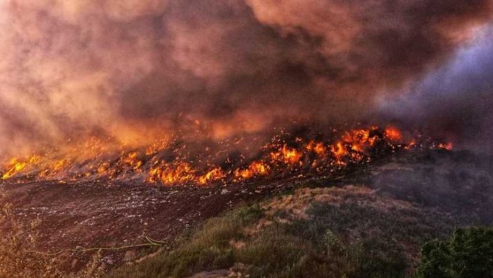 Un incendiu uriaș a izbucnit în Aninoasa. Autoritățile din Dâmbovița se pregătesc pentru starea de alertă