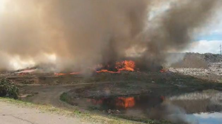 Un incendiu violent a izbucnit la groapa de gunoi de lângă Galați. Caz identic cu cel din 2024