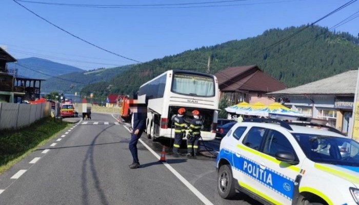 Incendiu la un autocar aflat în mers pe DN 15 în care se aflau 43 de persoane