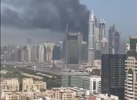 Incendiu de proporții la un zgârie-nori din Dubai Marina. Peste 3000 de locatari au fost evacuați. Video