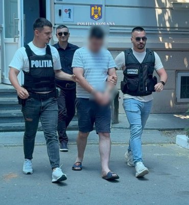 Supărat că l-a părăsit, un bărbat din Constanța a postat pe internet poze indecente cu soția lui!