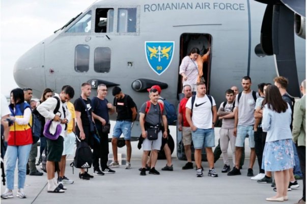 Peste 100 de români, evacuați din zona de conflict armat din Orientul Apropiat! Video