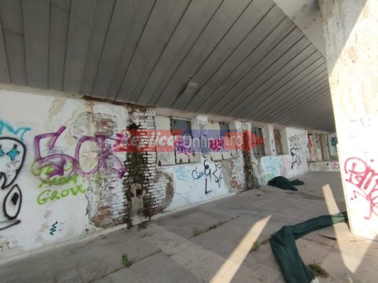 Istorie abandonată! O clădire a MApN, din Piața Ovidiu își plânge singură de milă... că militarii sunt ocupați! Video